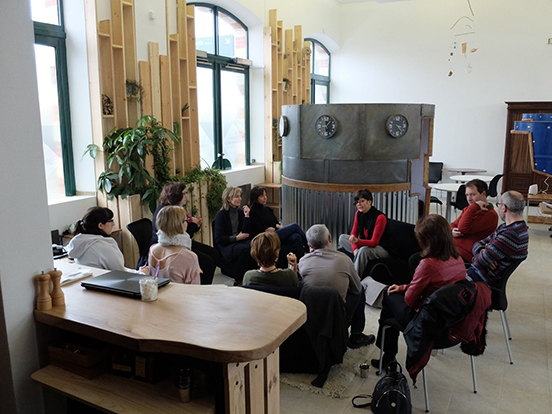 Local citizens aiming to launch business exchange with each other at a co-working space in Saint-Germain-en-Laye (Photo provided by SNCF)